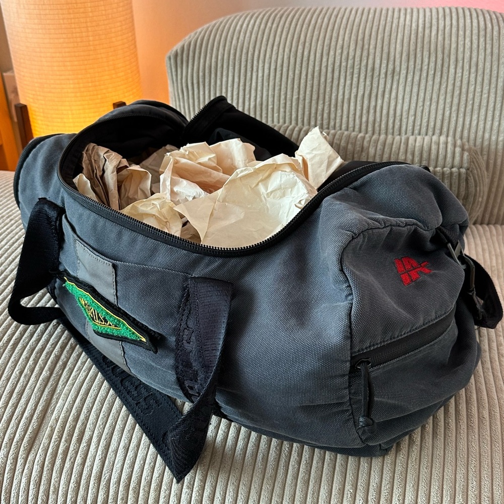 Vintage Guess USA Duffel - Shoe/Laundry
Side Pocket